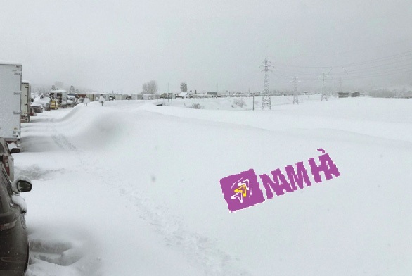Tuyết dày và cảnh kẹt xe khiến các phương tiện giao thông không thể di chuyển ngày 17-12 - Ảnh: KYODO