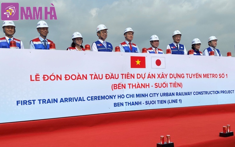 Lãnh đạo TPHCM và đại diện đối tác Nhật Bản thực hiện nghi thức đón đoàn tàu đầu tiên của dự án đường sắt Bến Thành - Suối Tiên (Metro số 1). Ảnh: VGP/Băng Tâm