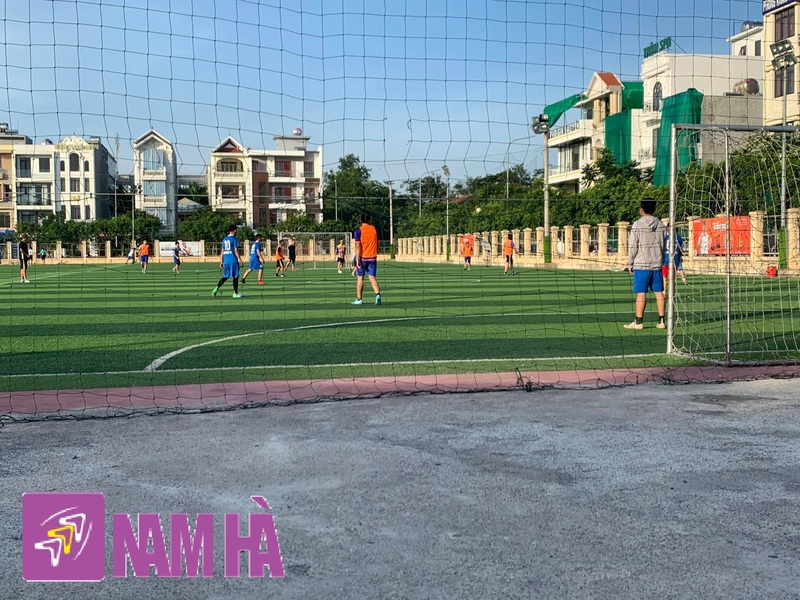 Đá bóng giao lưu giữa các lớp học.